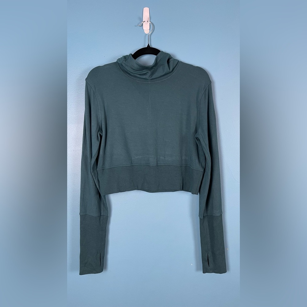 LULULEMON CROPPED HOODIE